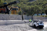 Iz mora kod Senja izvučen automobil u kojem je poginulo četvero stranih državljana Iz mora kod Senja izvučen automobil u kojem je poginulo četvero stranih državljana