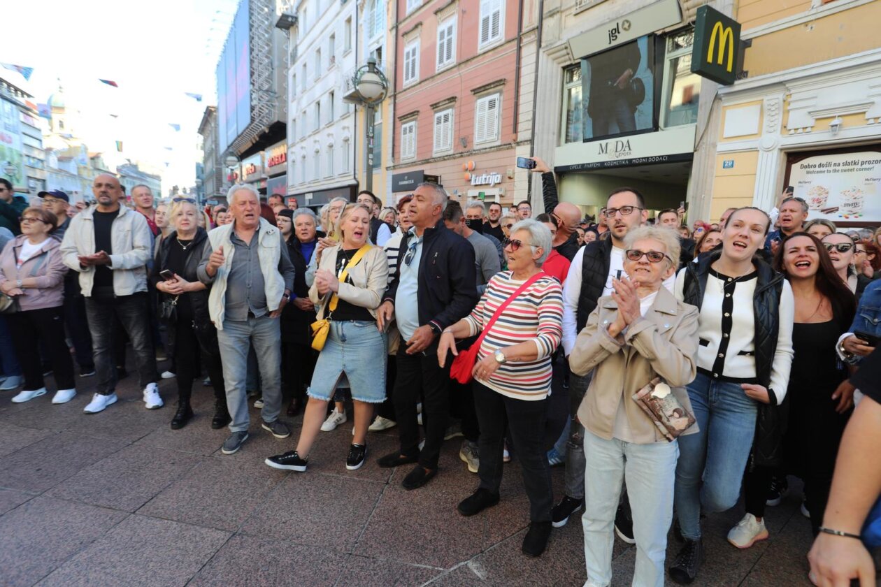 Rijeka: Ljubitelji Halida Bešlića pjevaju njegove pjesme Rijeka: Ljubitelji Halida Bešlića pjevaju njegove pjesme