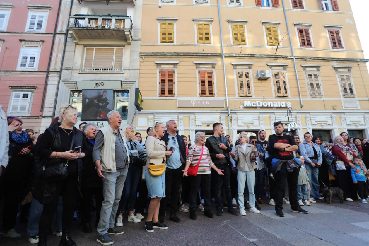 Rijeka: Ljubitelji Halida Bešlića pjevaju njegove pjesme Rijeka: Ljubitelji Halida Bešlića pjevaju njegove pjesme