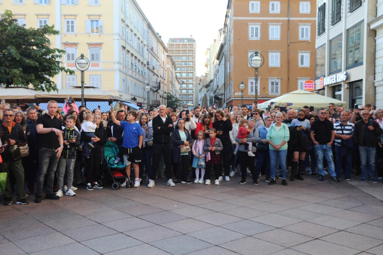 Rijeka: Ljubitelji Halida Bešlića pjevaju njegove pjesme Rijeka: Ljubitelji Halida Bešlića pjevaju njegove pjesme