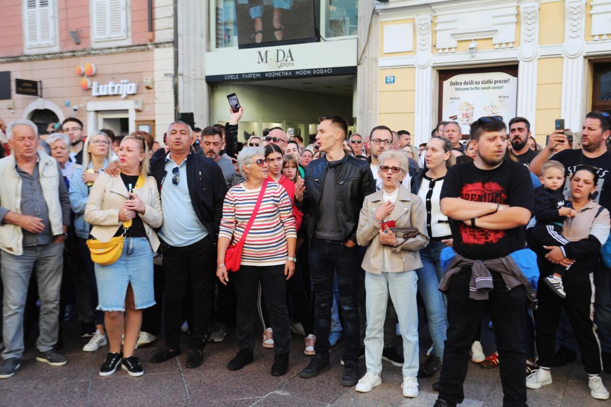 Rijeka: Ljubitelji Halida Bešlića pjevaju njegove pjesme Rijeka: Ljubitelji Halida Bešlića pjevaju njegove pjesme