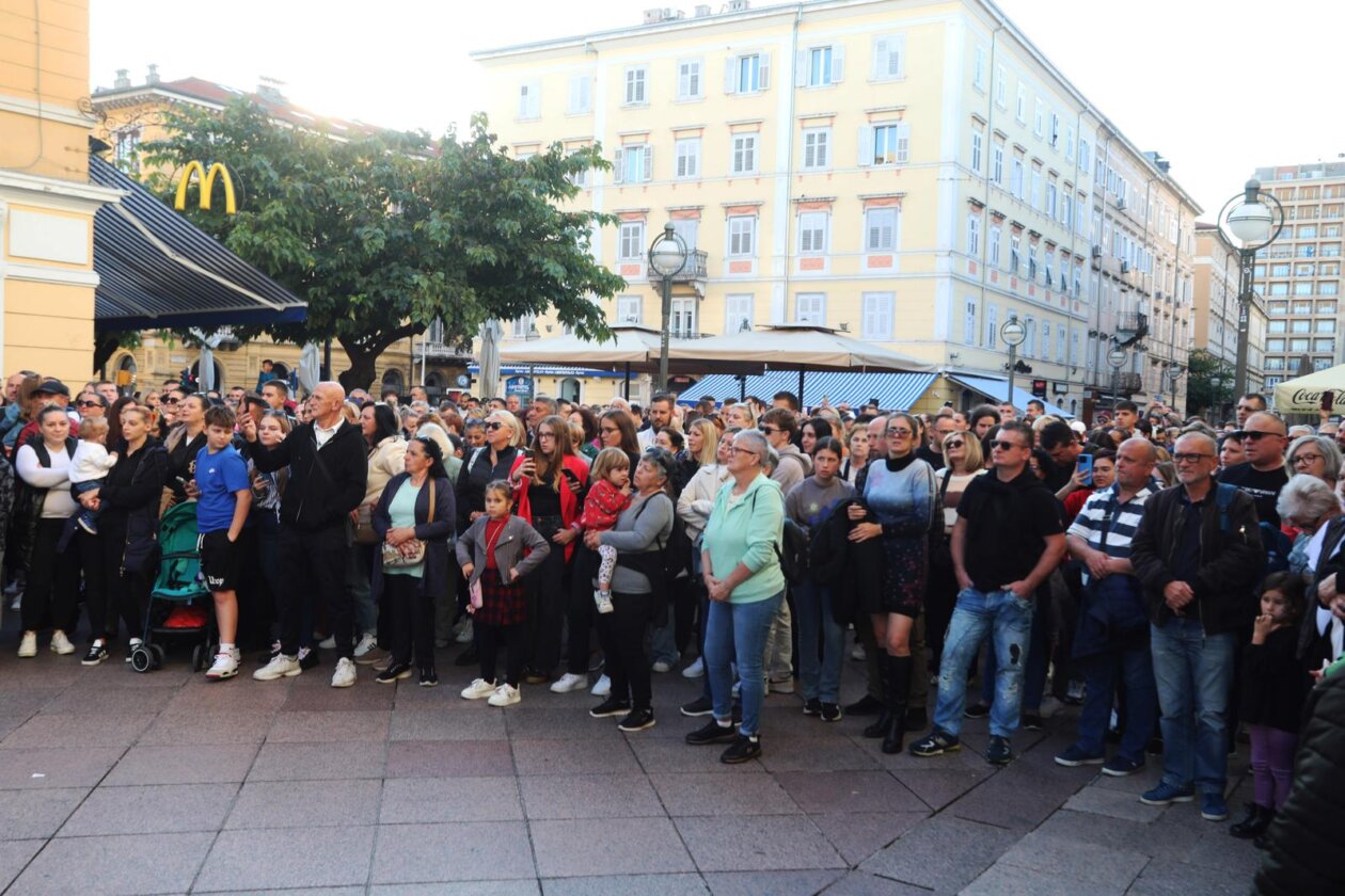 Rijeka: Ljubitelji Halida Bešlića pjevaju njegove pjesme Rijeka: Ljubitelji Halida Bešlića pjevaju njegove pjesme