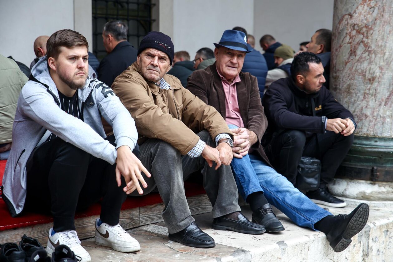 Sarajevo: Dženaza za Halida Bešlića u Gazi Husrev-begovoj džamiji