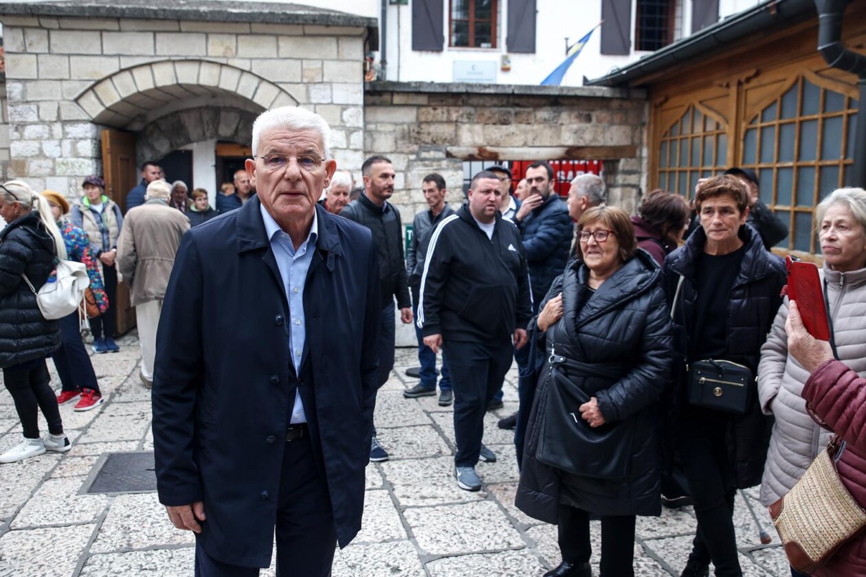 Sarajevo: Dženaza za Halida Bešlića u Gazi Husrev-begovoj džamiji