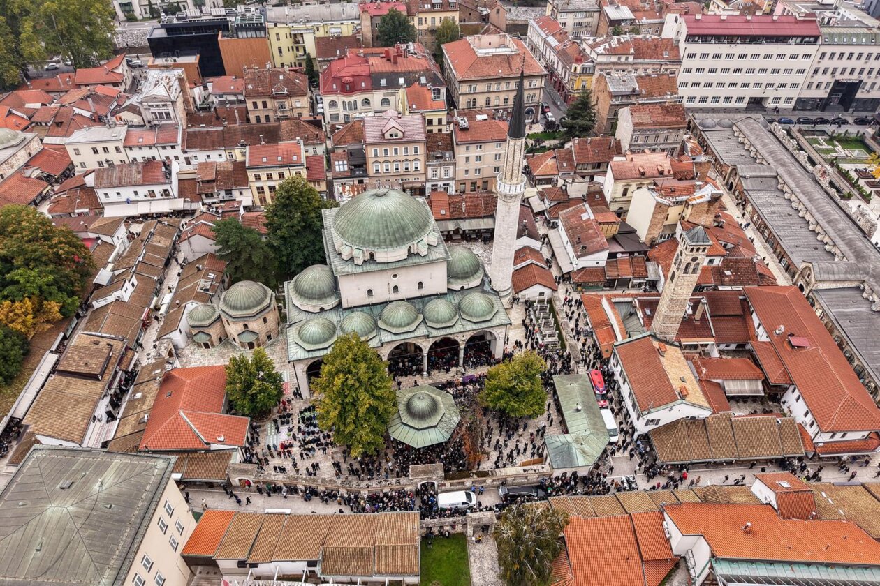 Sarajevo: Pogled iz zraka na dženazu za Halida Bešlića u Gazi Husrev-begovoj džamiji Sarajevo: Pogled iz zraka na dženazu za Halida Bešlića u Gazi Husrev-begovoj džamiji