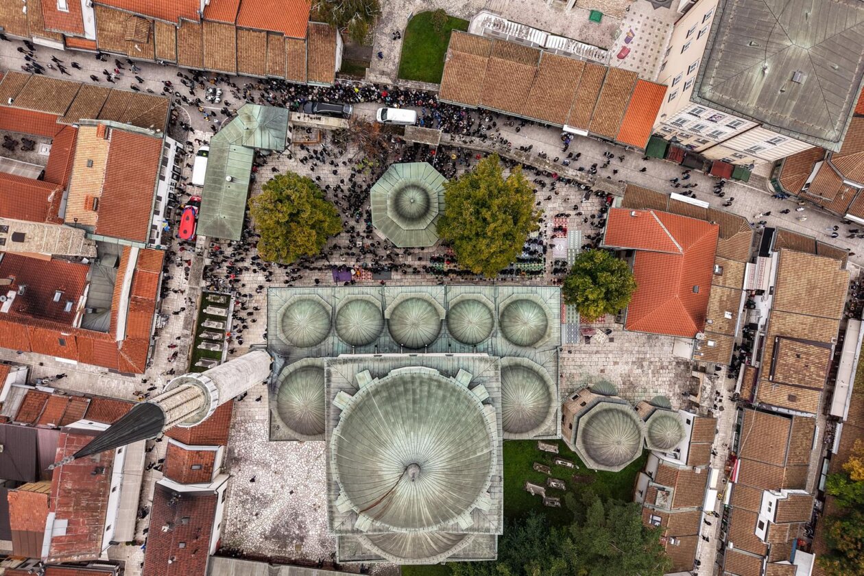 Sarajevo: Pogled iz zraka na dženazu za Halida Bešlića u Gazi Husrev-begovoj džamiji Sarajevo: Pogled iz zraka na dženazu za Halida Bešlića u Gazi Husrev-begovoj džamiji