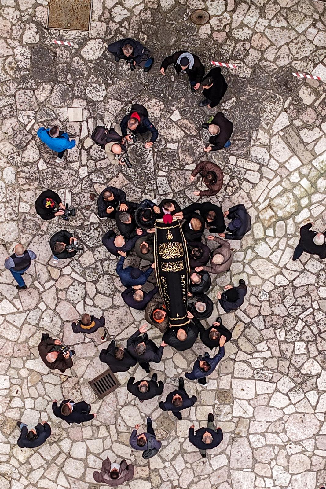 Sarajevo: Pogled iz zraka na dženazu za Halida Bešlića u Gazi Husrev-begovoj džamiji Sarajevo: Pogled iz zraka na dženazu za Halida Bešlića u Gazi Husrev-begovoj džamiji