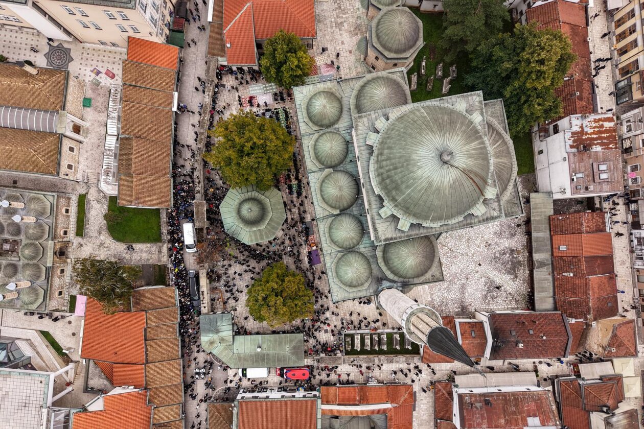 Sarajevo: Pogled iz zraka na dženazu za Halida Bešlića u Gazi Husrev-begovoj džamiji Sarajevo: Pogled iz zraka na dženazu za Halida Bešlića u Gazi Husrev-begovoj džamiji