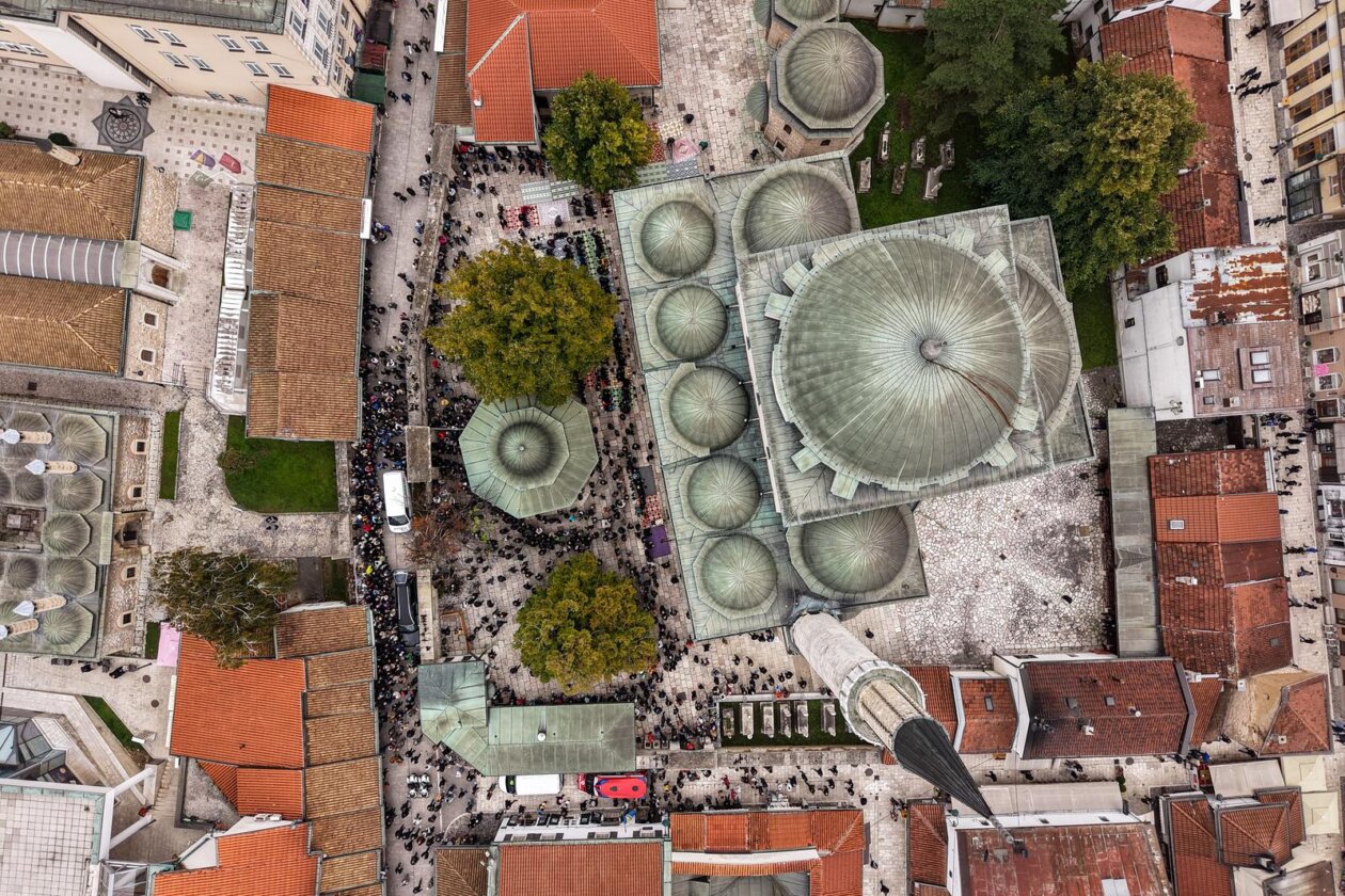 Sarajevo: Pogled iz zraka na dženazu za Halida Bešlića u Gazi Husrev-begovoj džamiji Sarajevo: Pogled iz zraka na dženazu za Halida Bešlića u Gazi Husrev-begovoj džamiji