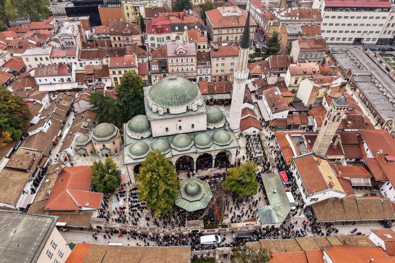 Sarajevo: Pogled iz zraka na dženazu za Halida Bešlića u Gazi Husrev-begovoj džamiji Sarajevo: Pogled iz zraka na dženazu za Halida Bešlića u Gazi Husrev-begovoj džamiji