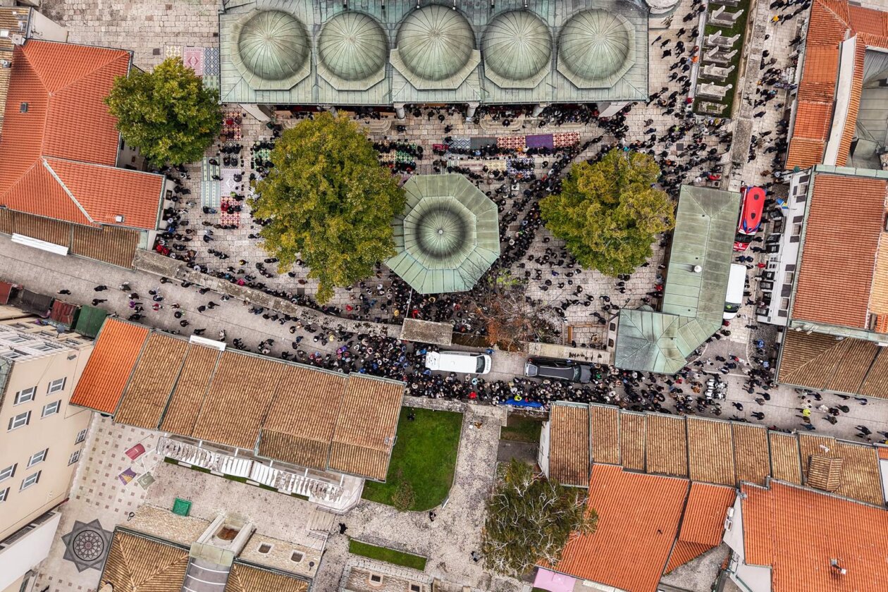 Sarajevo: Pogled iz zraka na dženazu za Halida Bešlića u Gazi Husrev-begovoj džamiji Sarajevo: Pogled iz zraka na dženazu za Halida Bešlića u Gazi Husrev-begovoj džamiji
