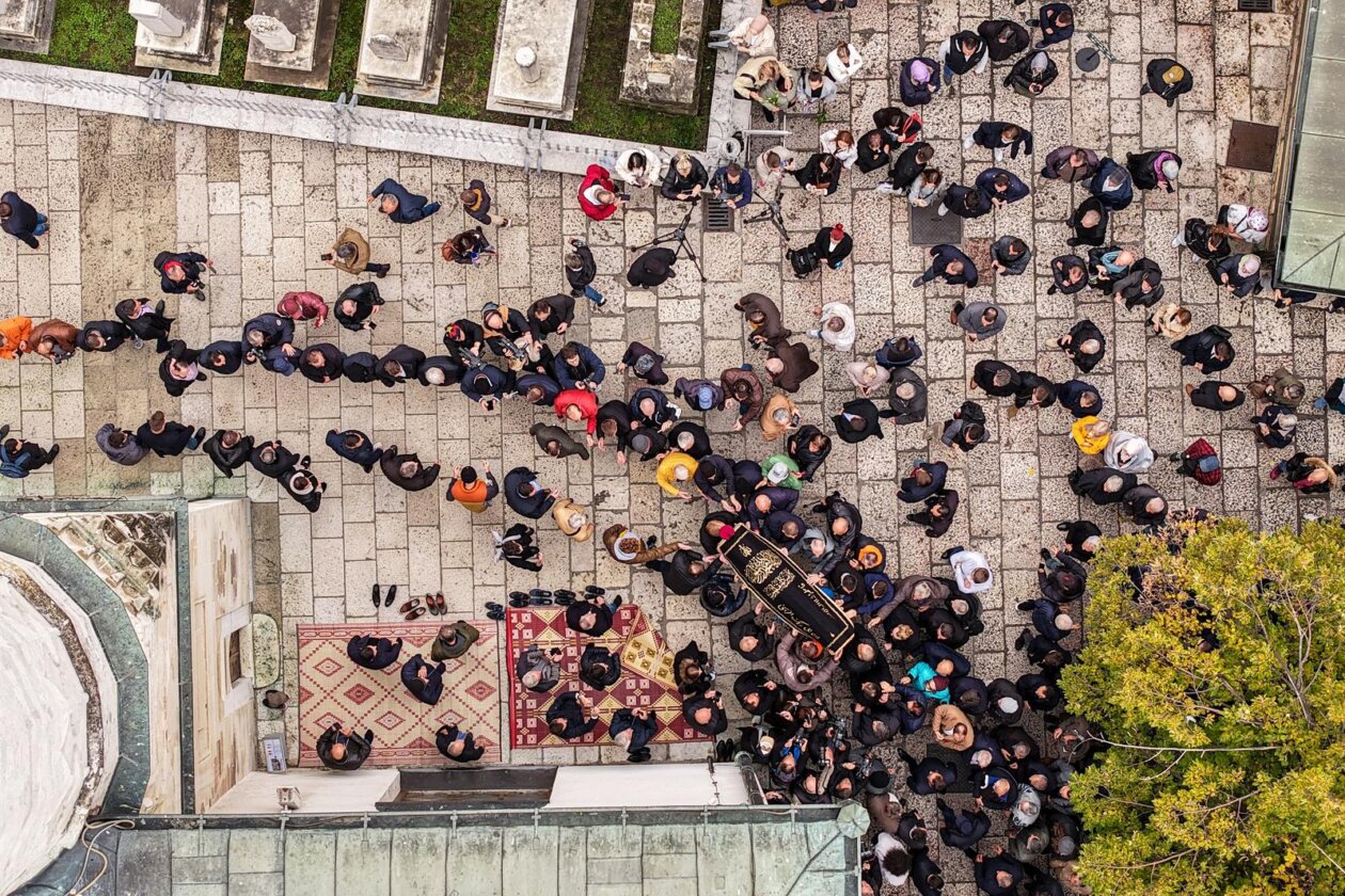 Sarajevo: Pogled iz zraka na dženazu za Halida Bešlića u Gazi Husrev-begovoj džamiji Sarajevo: Pogled iz zraka na dženazu za Halida Bešlića u Gazi Husrev-begovoj džamiji