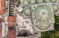 Sarajevo: Pogled iz zraka na dženazu za Halida Bešlića u Gazi Husrev-begovoj džamiji Sarajevo: Pogled iz zraka na dženazu za Halida Bešlića u Gazi Husrev-begovoj džamiji