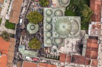 Sarajevo: Pogled iz zraka na dženazu za Halida Bešlića u Gazi Husrev-begovoj džamiji Sarajevo: Pogled iz zraka na dženazu za Halida Bešlića u Gazi Husrev-begovoj džamiji
