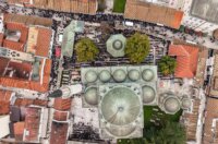 Sarajevo: Pogled iz zraka na dženazu za Halida Bešlića u Gazi Husrev-begovoj džamiji Sarajevo: Pogled iz zraka na dženazu za Halida Bešlića u Gazi Husrev-begovoj džamiji