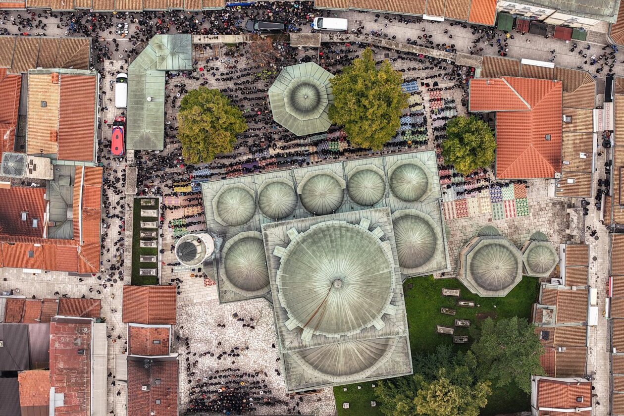 Sarajevo: Pogled iz zraka na dženazu za Halida Bešlića u Gazi Husrev-begovoj džamiji Sarajevo: Pogled iz zraka na dženazu za Halida Bešlića u Gazi Husrev-begovoj džamiji