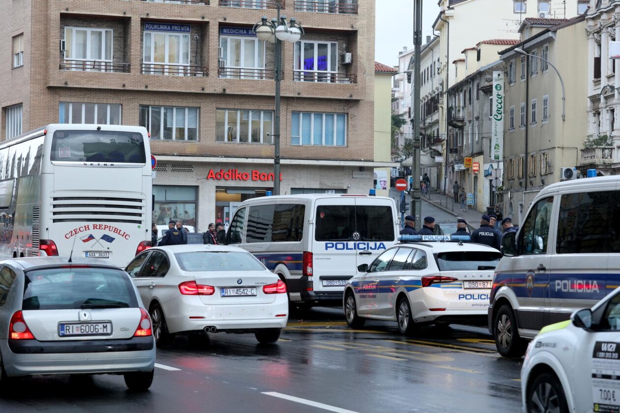 Navija?i kluba Sparta Prague stigli u centar Rijeke pod pratnjom policije Navija?i kluba Sparta Prague stigli u centar Rijeke pod pratnjom policije