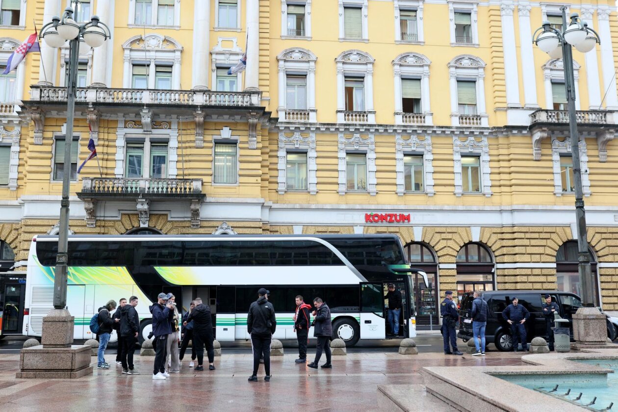Navijači kluba Sparta Prague stigli u centar Rijeke pod pratnjom policije Navijači kluba Sparta Prague stigli u centar Rijeke pod pratnjom policije