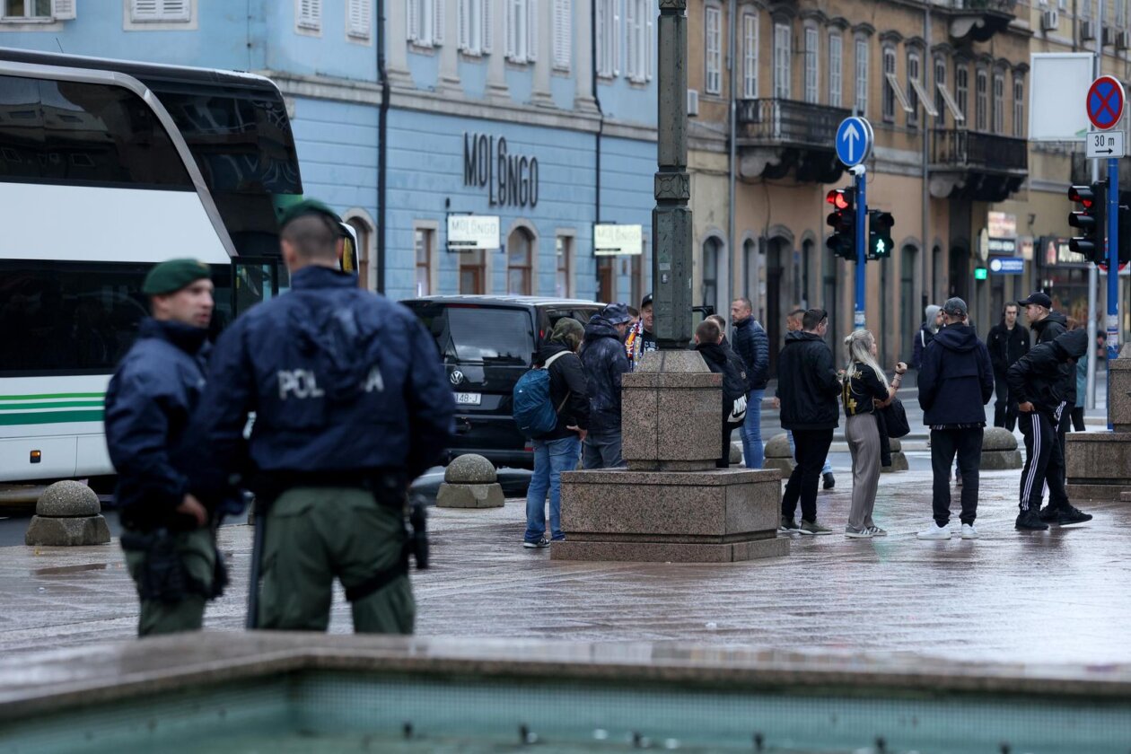 Navijači kluba Sparta Prague stigli u centar Rijeke pod pratnjom policije Navijači kluba Sparta Prague stigli u centar Rijeke pod pratnjom policije