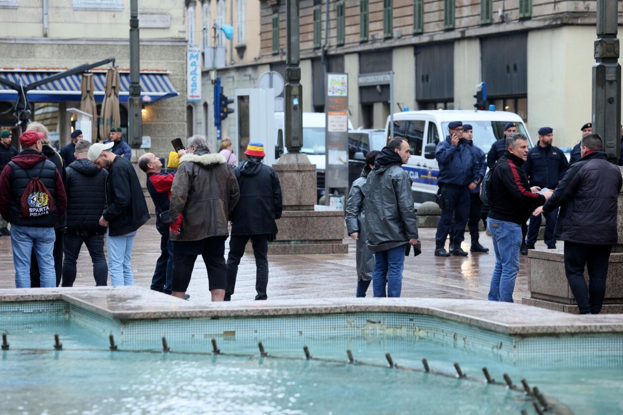 Navija?i kluba Sparta Prague stigli u centar Rijeke pod pratnjom policije Navija?i kluba Sparta Prague stigli u centar Rijeke pod pratnjom policije