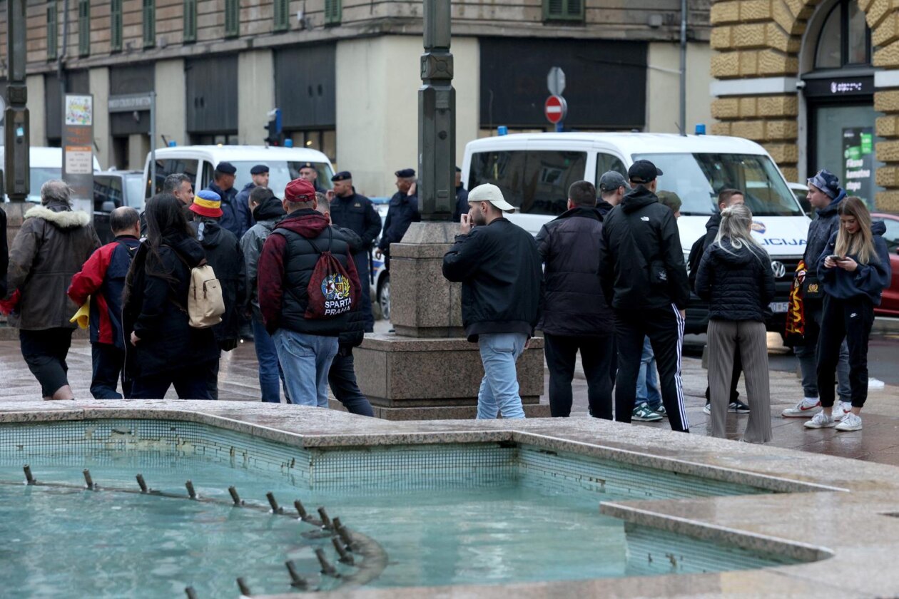 Navija?i kluba Sparta Prague stigli u centar Rijeke pod pratnjom policije Navija?i kluba Sparta Prague stigli u centar Rijeke pod pratnjom policije