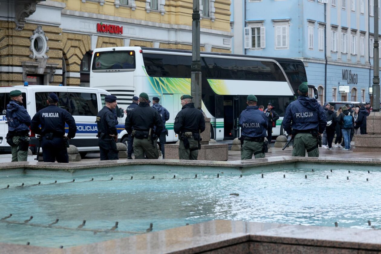 Navijači kluba Sparta Prague stigli u centar Rijeke pod pratnjom policije Navijači kluba Sparta Prague stigli u centar Rijeke pod pratnjom policije