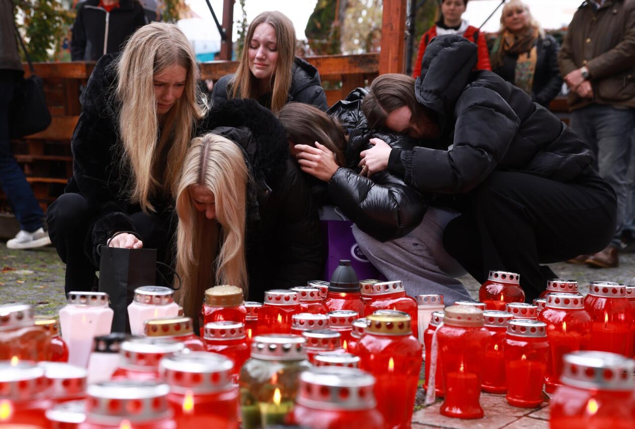 Novo Mesto: Suze i upaljene svijeće na mjestu na kojem je ubijen muškarac Novo Mesto: Suze i upaljene svijeće na mjestu na kojem je ubijen muškarac