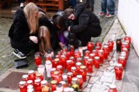 Novo Mesto: Suze i upaljene svijeće na mjestu na kojem je ubijen muškarac Novo Mesto: Suze i upaljene svijeće na mjestu na kojem je ubijen muškarac