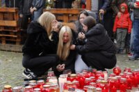 Novo Mesto: Suze i upaljene svijeće na mjestu na kojem je ubijen muškarac Novo Mesto: Suze i upaljene svijeće na mjestu na kojem je ubijen muškarac