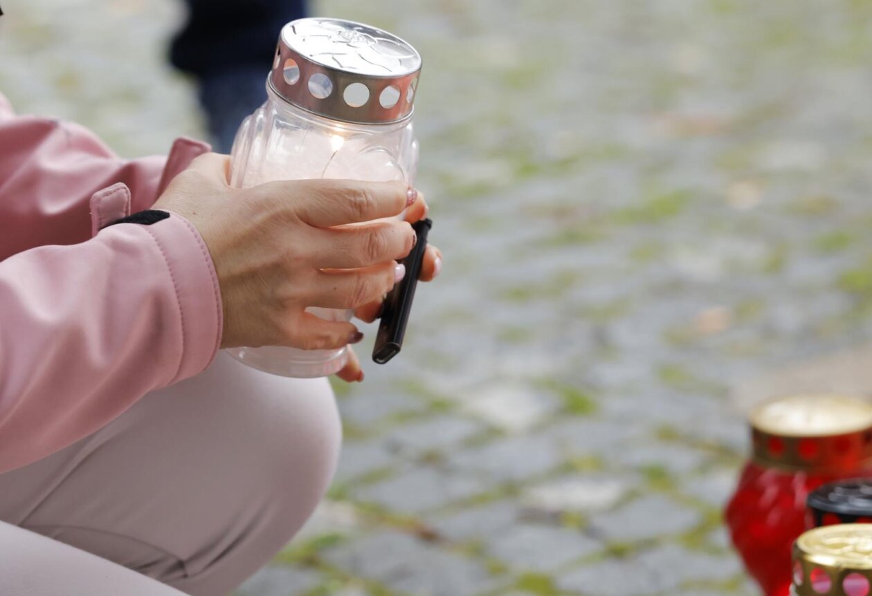 Novo Mesto: Suze i upaljene svijeće na mjestu na kojem je ubijen muškarac Novo Mesto: Suze i upaljene svijeće na mjestu na kojem je ubijen muškarac