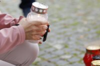 Novo Mesto: Suze i upaljene svijeće na mjestu na kojem je ubijen muškarac Novo Mesto: Suze i upaljene svijeće na mjestu na kojem je ubijen muškarac