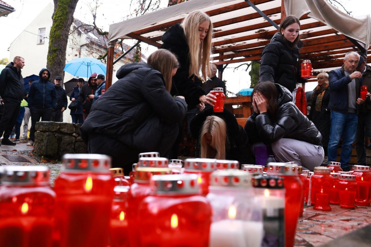 Novo Mesto: Suze i upaljene svijeće na mjestu na kojem je ubijen muškarac Novo Mesto: Suze i upaljene svijeće na mjestu na kojem je ubijen muškarac