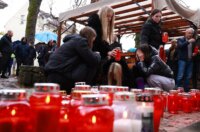 Novo Mesto: Suze i upaljene svijeće na mjestu na kojem je ubijen muškarac Novo Mesto: Suze i upaljene svijeće na mjestu na kojem je ubijen muškarac
