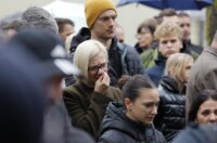 Novo Mesto: Suze i upaljene svijeće na mjestu na kojem je ubijen muškarac Novo Mesto: Suze i upaljene svijeće na mjestu na kojem je ubijen muškarac