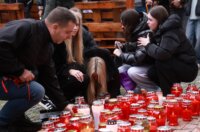 Novo Mesto: Suze i upaljene svijeće na mjestu na kojem je ubijen muškarac Novo Mesto: Suze i upaljene svijeće na mjestu na kojem je ubijen muškarac