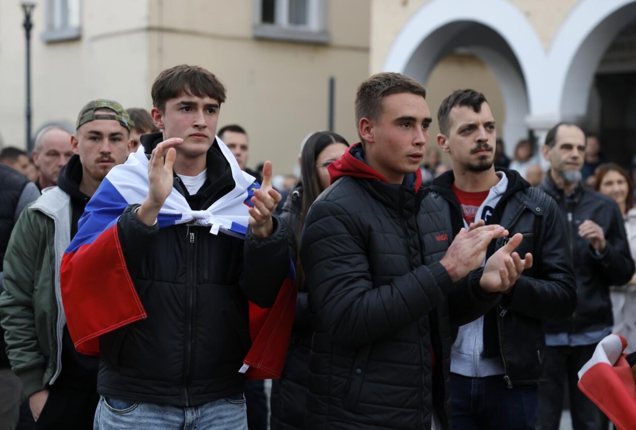 Novo Mesto: Građani pristižu na prosvjedni skup, održat će se i politički summit