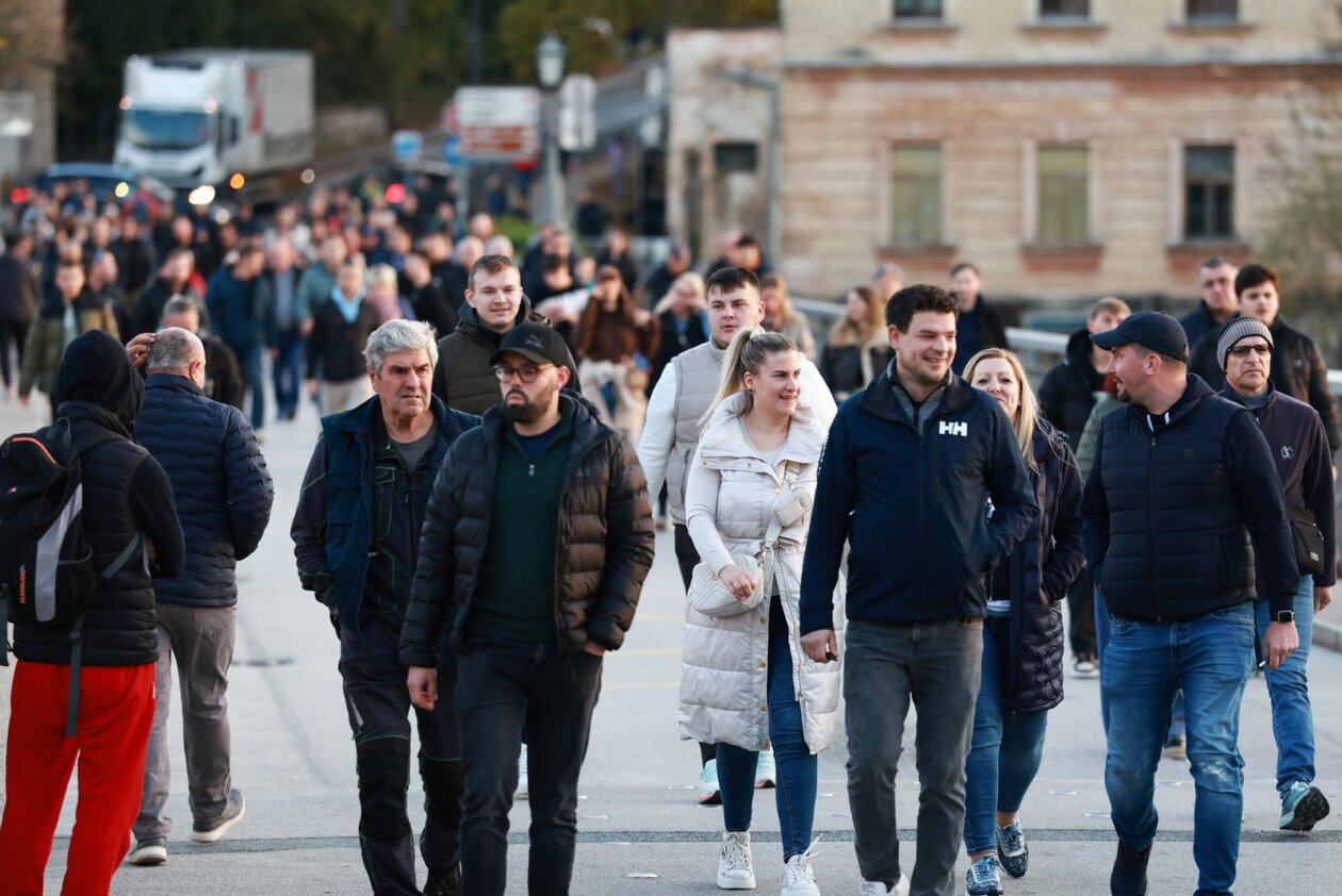 Novo Mesto: Građani pristižu na prosvjedni skup, održat će se i politički summit