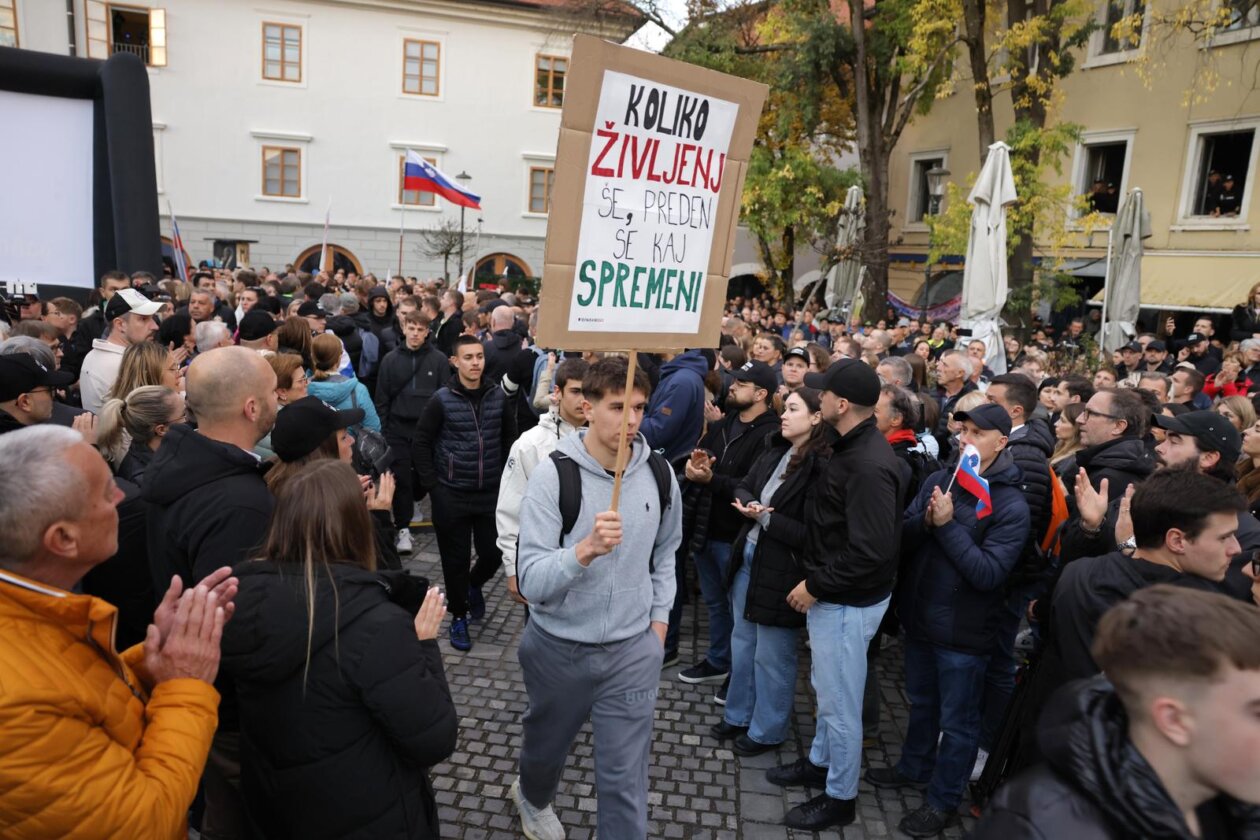 Novo Mesto: Građani pristižu na prosvjedni skup, održat će se i politički summit