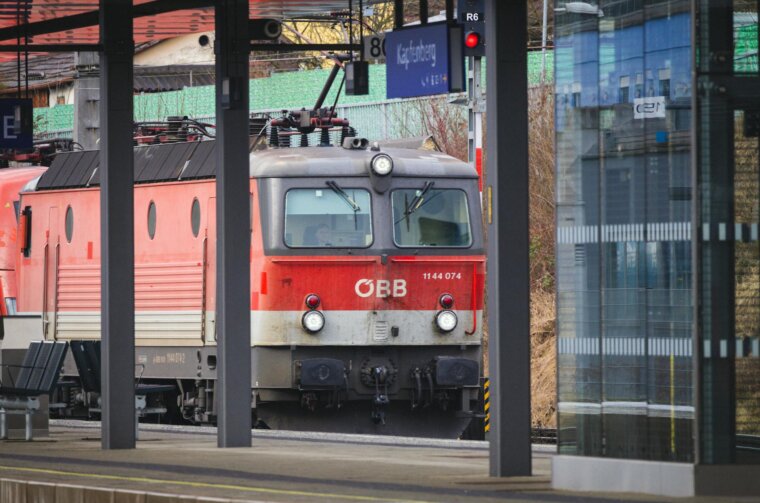 lokomotiva vlak austrija pexels
