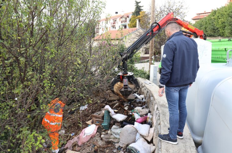 Divlji deponij pored Doma zdravlja na Zametu Divlji deponij pored Doma zdravlja na Zametu
