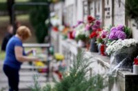Rijeka: Građani obilaze grobove najmilijih na gradskom groblju Drenova na dan Svih svetih Rijeka: Građani obilaze grobove najmilijih na gradskom groblju Drenova na dan Svih svetih