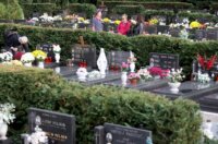 Rijeka: Građani obilaze grobove najmilijih na gradskom groblju Drenova na dan Svih svetih Rijeka: Građani obilaze grobove najmilijih na gradskom groblju Drenova na dan Svih svetih
