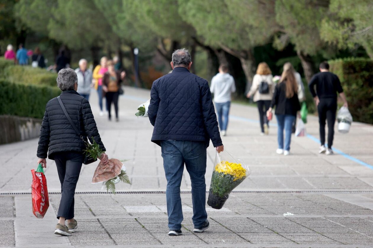 Rijeka: Građani obilaze grobove najmilijih na gradskom groblju Drenova na dan Svih svetih Rijeka: Građani obilaze grobove najmilijih na gradskom groblju Drenova na dan Svih svetih