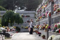 Rijeka: Građani obilaze grobove najmilijih na gradskom groblju Drenova na dan Svih svetih Rijeka: Građani obilaze grobove najmilijih na gradskom groblju Drenova na dan Svih svetih