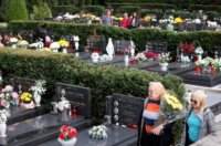 Rijeka: Građani obilaze grobove najmilijih na gradskom groblju Drenova na dan Svih svetih Rijeka: Građani obilaze grobove najmilijih na gradskom groblju Drenova na dan Svih svetih