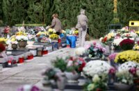 Rijeka: Građani obilaze grobove najmilijih na gradskom groblju Drenova na dan Svih svetih Rijeka: Građani obilaze grobove najmilijih na gradskom groblju Drenova na dan Svih svetih