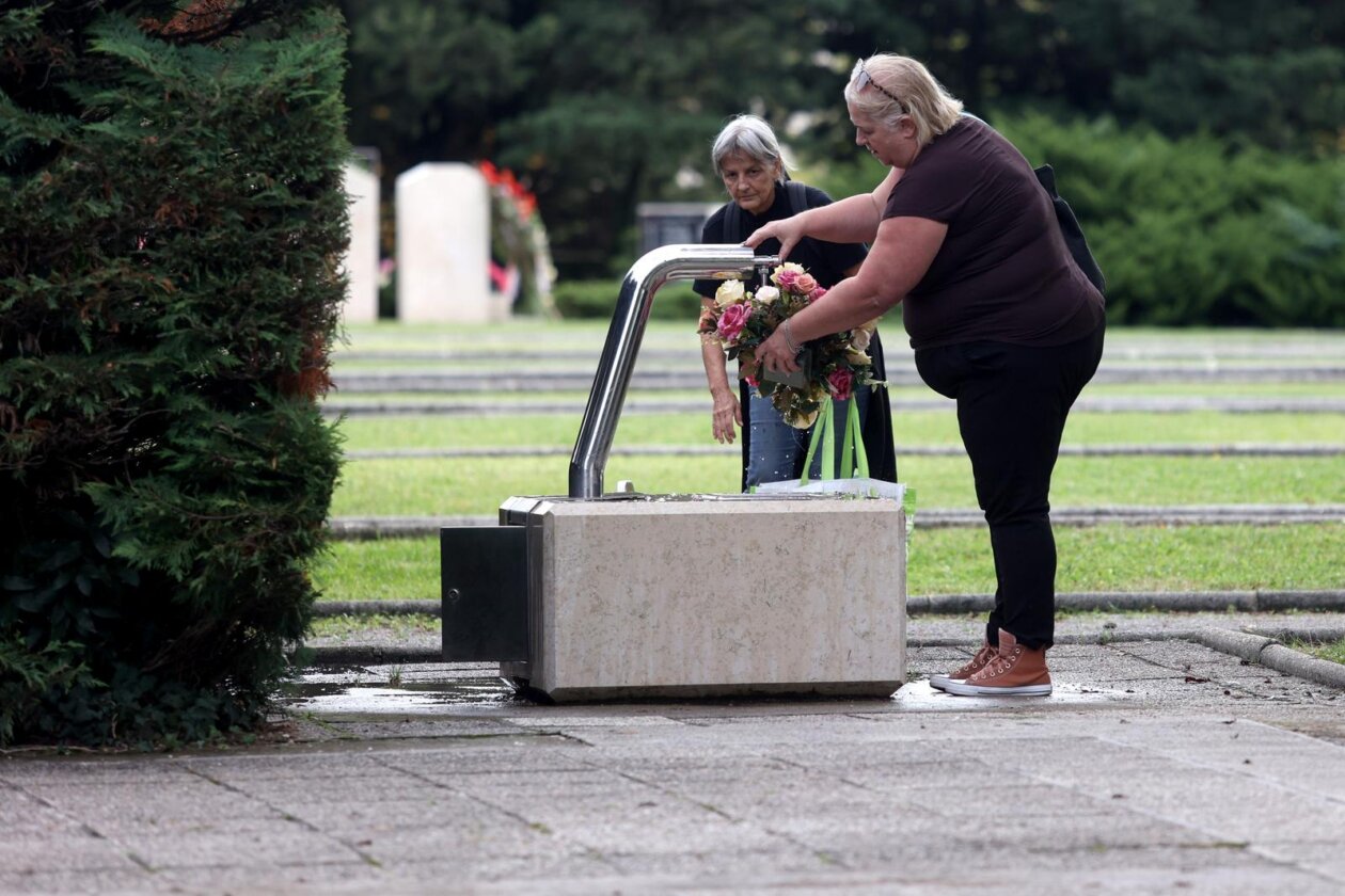 Rijeka: Građani obilaze grobove najmilijih na gradskom groblju Drenova na dan Svih svetih Rijeka: Građani obilaze grobove najmilijih na gradskom groblju Drenova na dan Svih svetih
