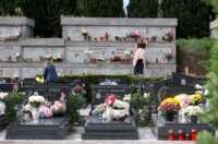 Rijeka: Građani obilaze grobove najmilijih na gradskom groblju Drenova na dan Svih svetih Rijeka: Građani obilaze grobove najmilijih na gradskom groblju Drenova na dan Svih svetih