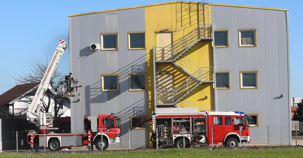 Sveta Nedelja: Požar u skladištu guma, hitne službe su na terenu Sveta Nedelja: Požar u skladištu guma, hitne službe su na terenu