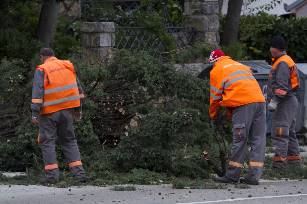 ARHIVA: Na današnji 2013. dan olujna bura s orkanskim udarima poharala je Rijeku ARHIVA: Na današnji 2013. dan olujna bura s orkanskim udarima poharala je Rijeku